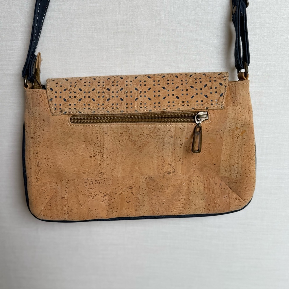 BriLi Joi Cork Crossbody Bag with Navy Blue Accents - Excellent Condition - Picture 8 of 10